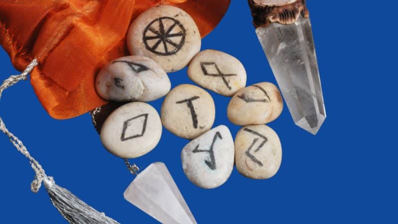 A photo displaying items used in divination.